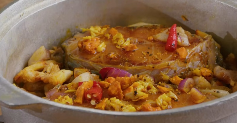 Công đoạn kho cá trắm với nghệ