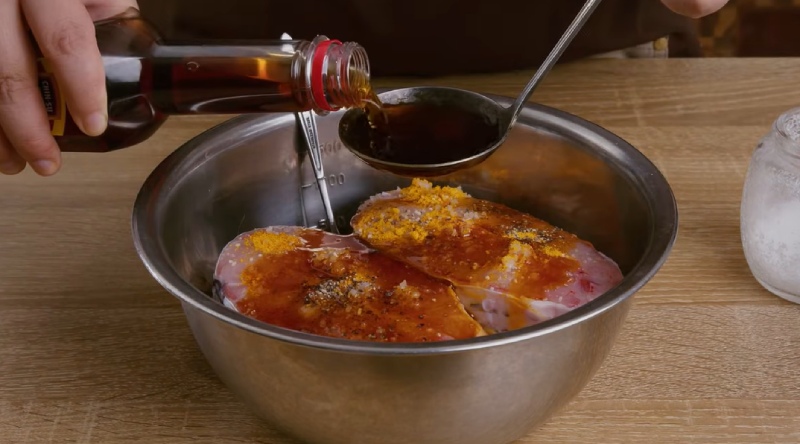 Ướp cá trắm với hỗn hợp gia vị