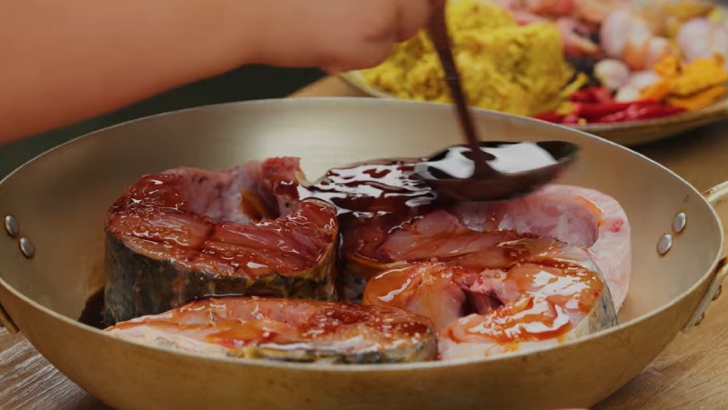 Công đoạn ướp gia vị cho cá trắm