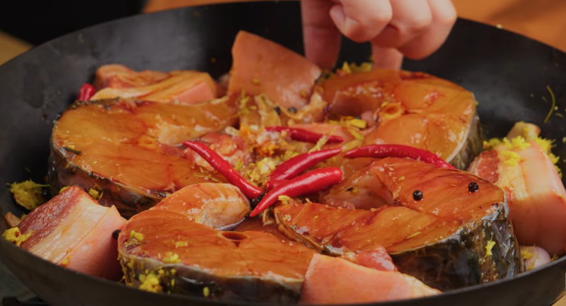 Công đoạn kho cá trắm với riềng