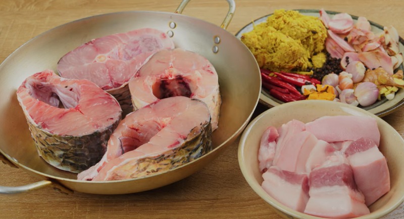 Sơ chế cá trắm và thịt ba chỉ