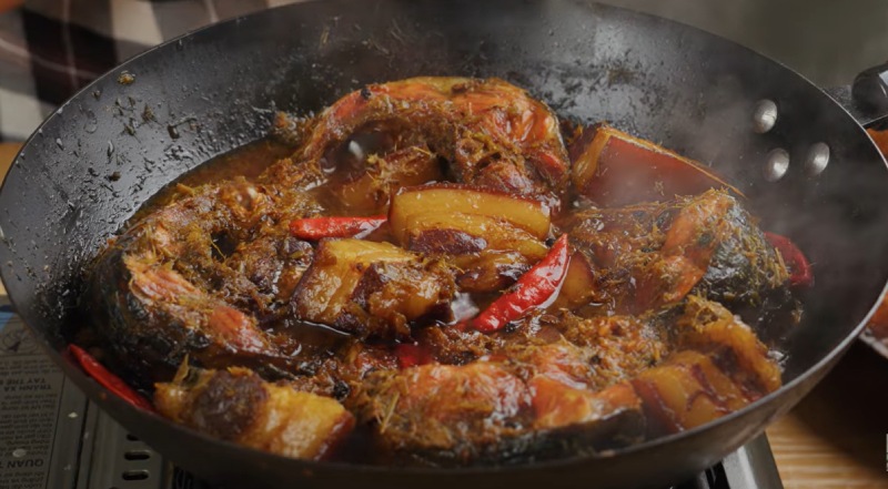 Kho liu riu cho cá trắm chín mềm