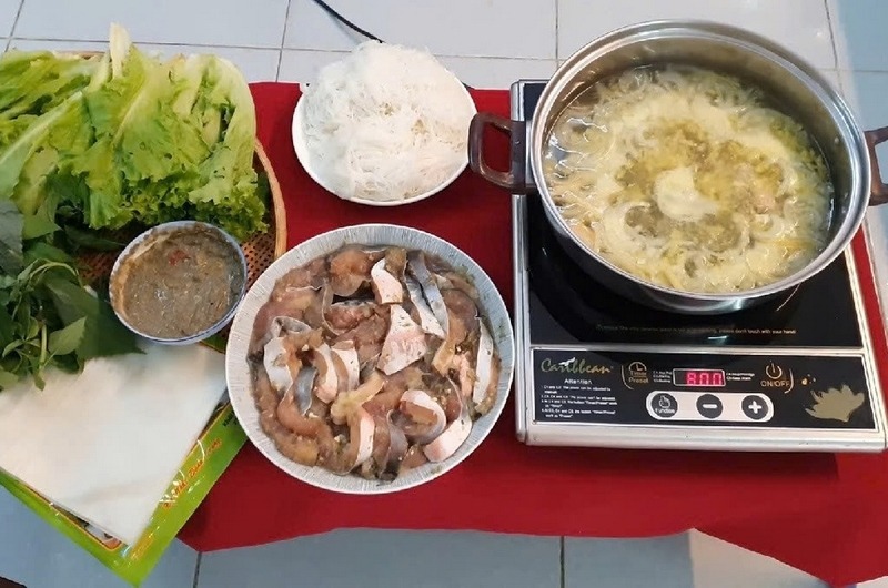 Cho cá trắm vào nồi nước mẻ ngon chuẩn vị, ăn kèm bún tươi