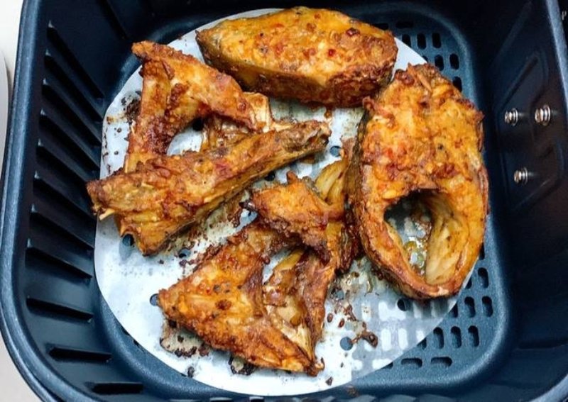 Chiên cá trắm trong nồi chiên trong dầu