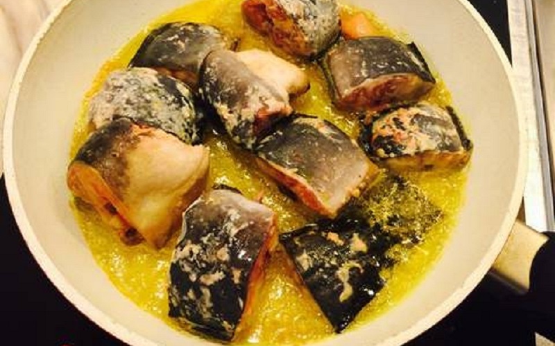 Chiên sơ cá trê giúp món om riềng mẻ săn thịt