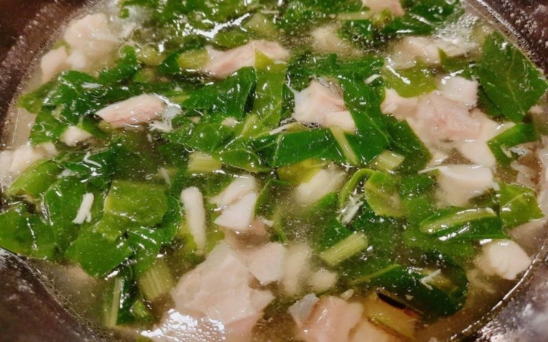 Canh cá chép nấu rau cải bó xôi