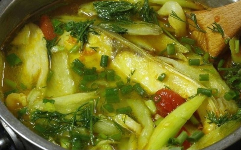 Canh chua cá chép với dọc mùng