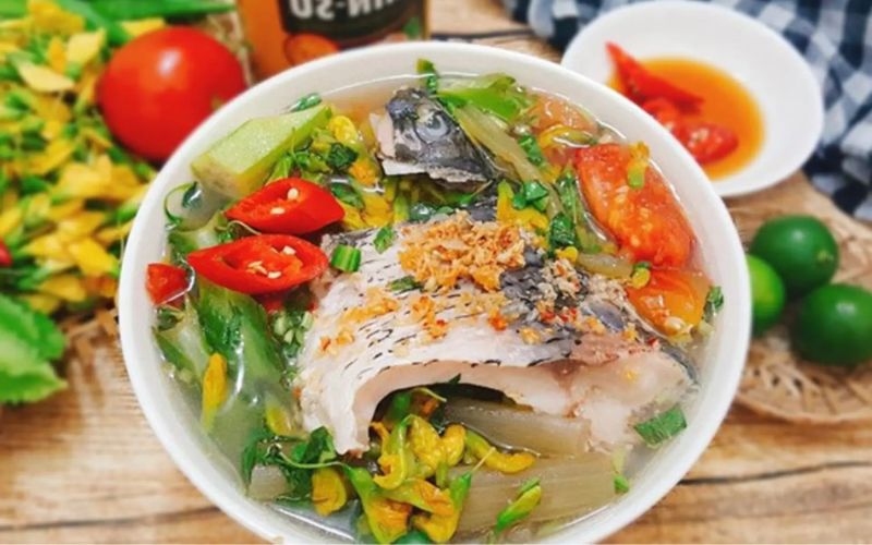 Canh chua cá chép với cà chua