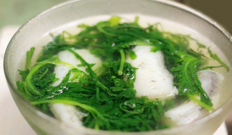 Canh cá khoai với rau tần ô