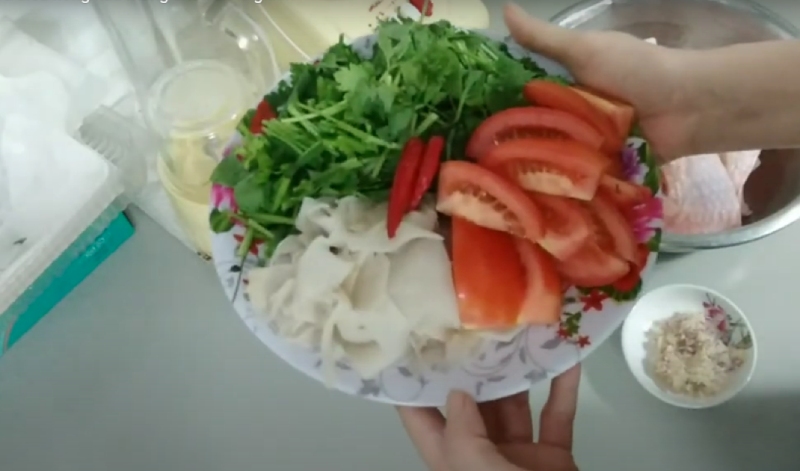 Chuẩn bị măng chua, cà chua và rau thơm