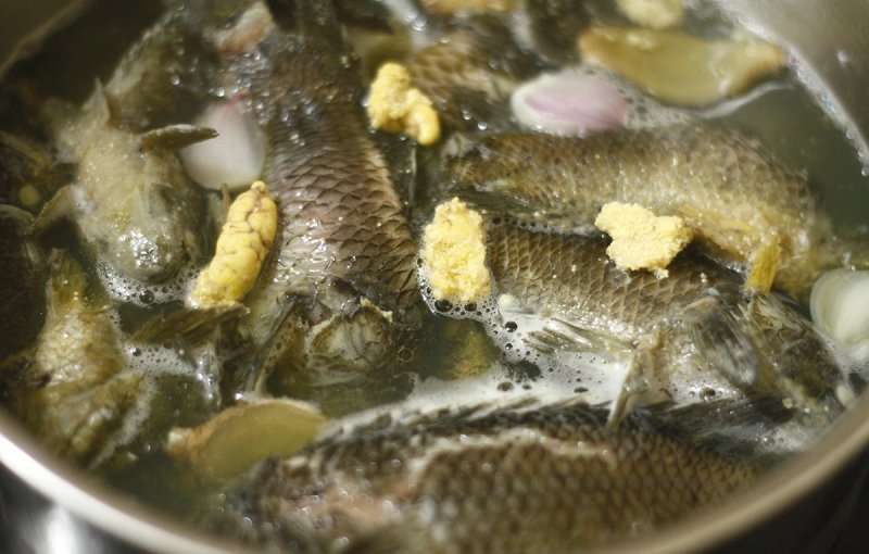 Công đoạn luộc cá rô