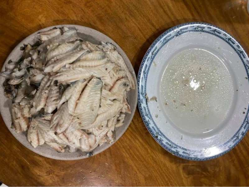 Gỡ phần thịt cá ra khỏi xương