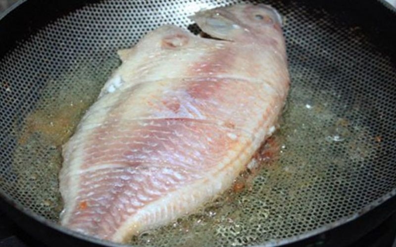 Cá chép giòn được chiên sơ cho giòn