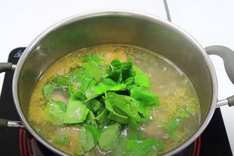 Cho lá giang vào canh