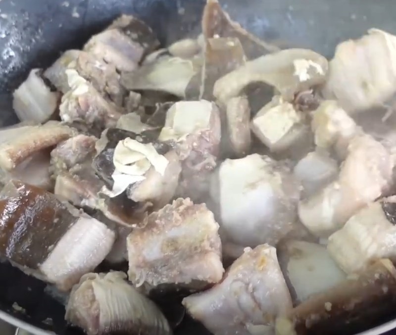 Xào sơ cá đuối trước khi nấu canh