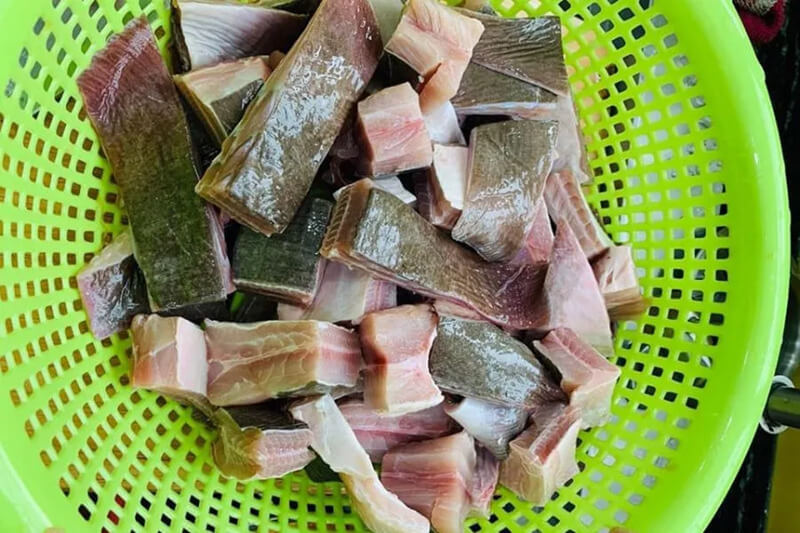 Cá đuối làm sạch và cắt khúc