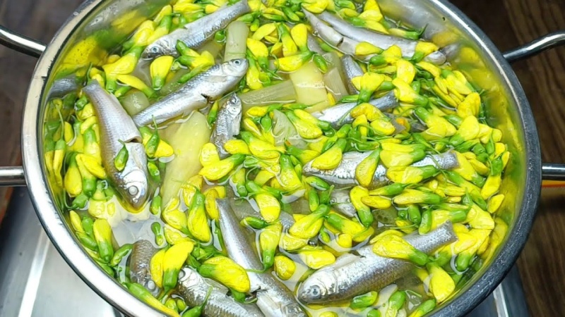 Canh chua cá linh nấu với bông điên điển nấu sôi trên bếp