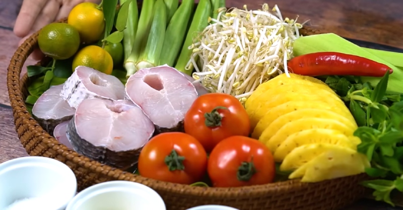 Nguyên liệu nấu canh chua cá lóc gồm rau củ và cá