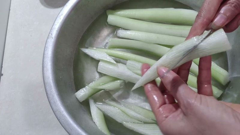 Sơ chế dọc mùng