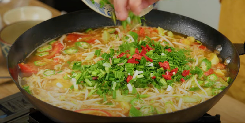 Cho rau thơm và giá vào nồi