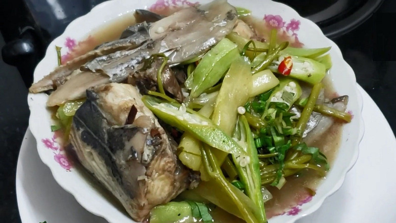 Tô canh chua cá thu rau muống