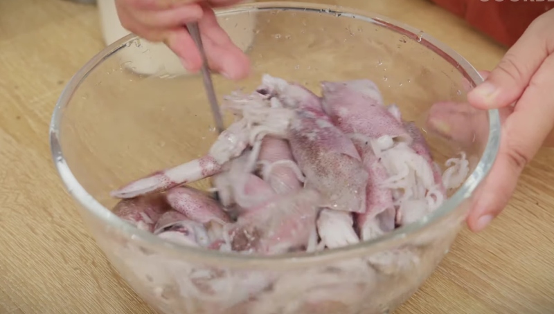 Mực được ướp với gia vị