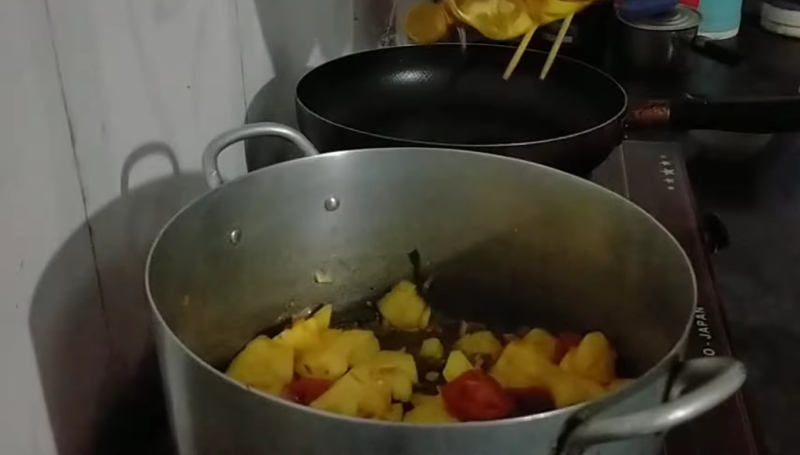 Xào mực và cà chua, thơm cho săn lại