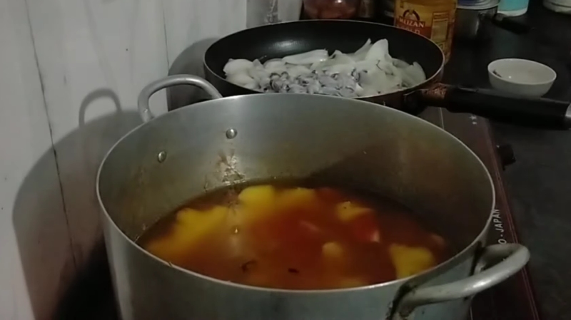 Nấu nồi canh mực với thơm và cà chua