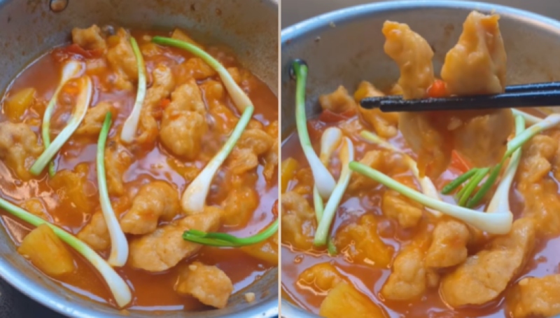 Chả mực sốt cà chua sôi đều trong chảo