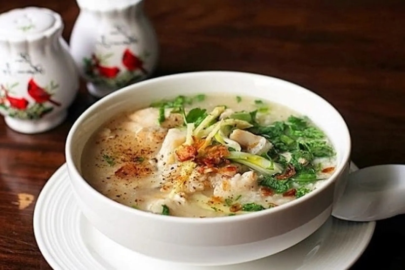 Tô cháo cá mú hoàn thành, rắc hành ngò