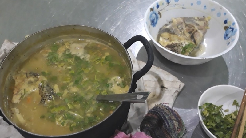 Nồi cháo cá rô phi rắc thêm hành lá