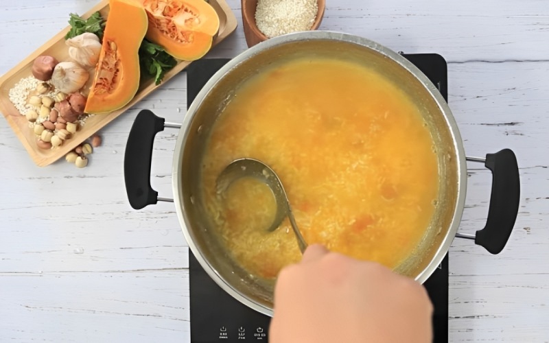 Công đoạn nấu cháo cá tầm bí đỏ