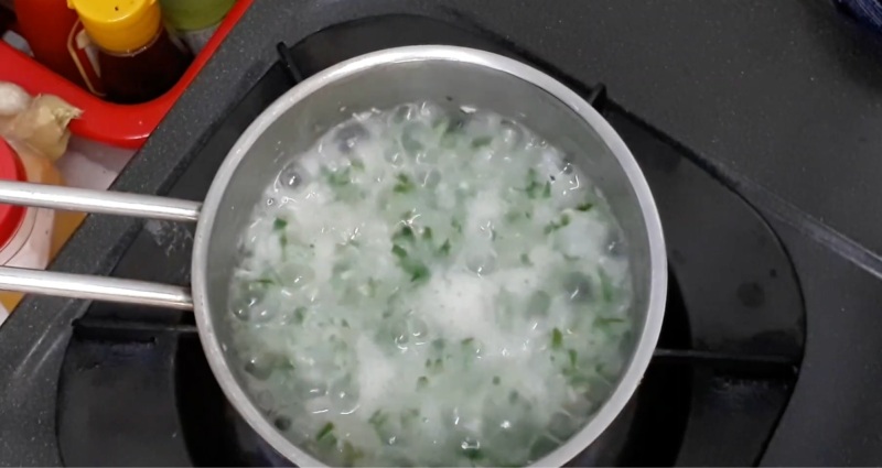 Công đoạn nấu cháo với rau ngót