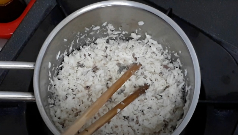 Xào thịt cá thu trước khi cho vào cháo giúp không tanh