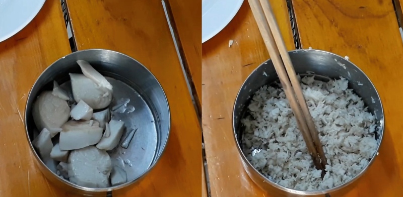 Luộc cá thu và tách thịt chuẩn bị nấu cháo