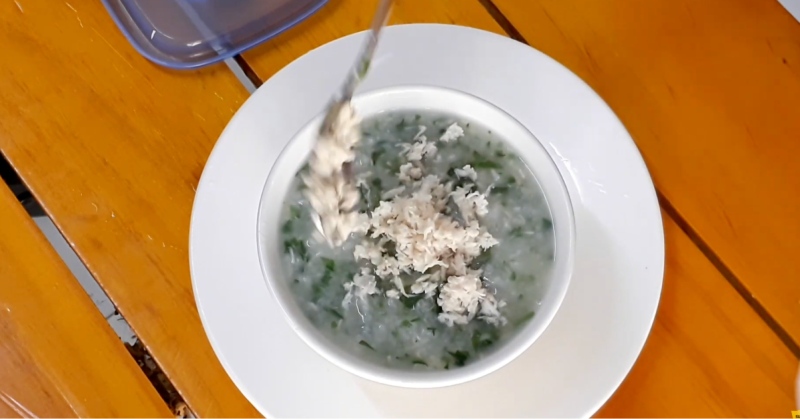 Cho thịt cá thu vào tô cháo nóng