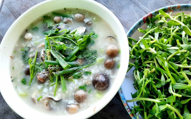 Thành phẩm cháo cá trê ăn cùng rau đắng