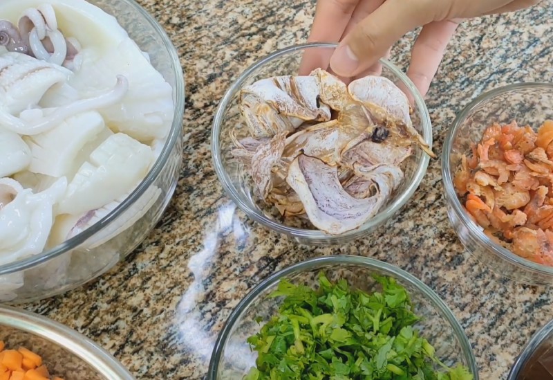 Sơ chế các nguyên liệu làm cháo mực