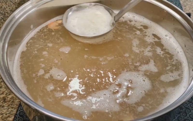 Nấu nước dùng để nấu cháo