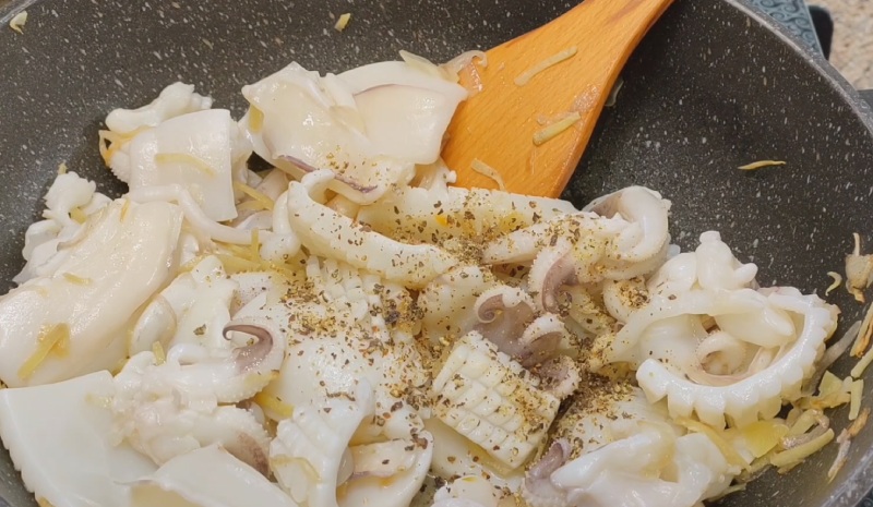 Mực được xào trên chảo
