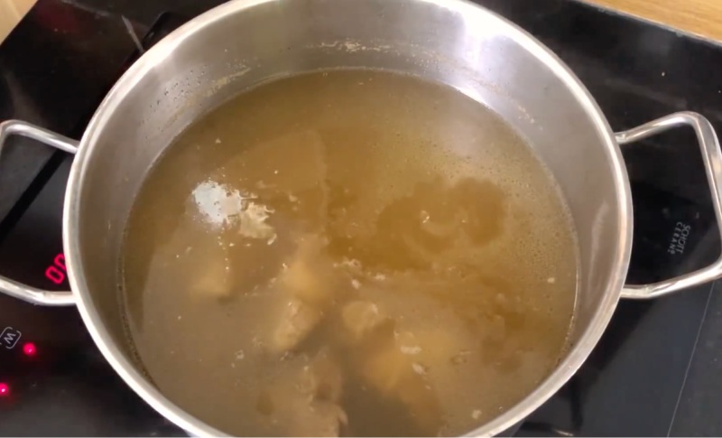 Nồi nước dùng hủ tiếu thơm ngon, đậm đà