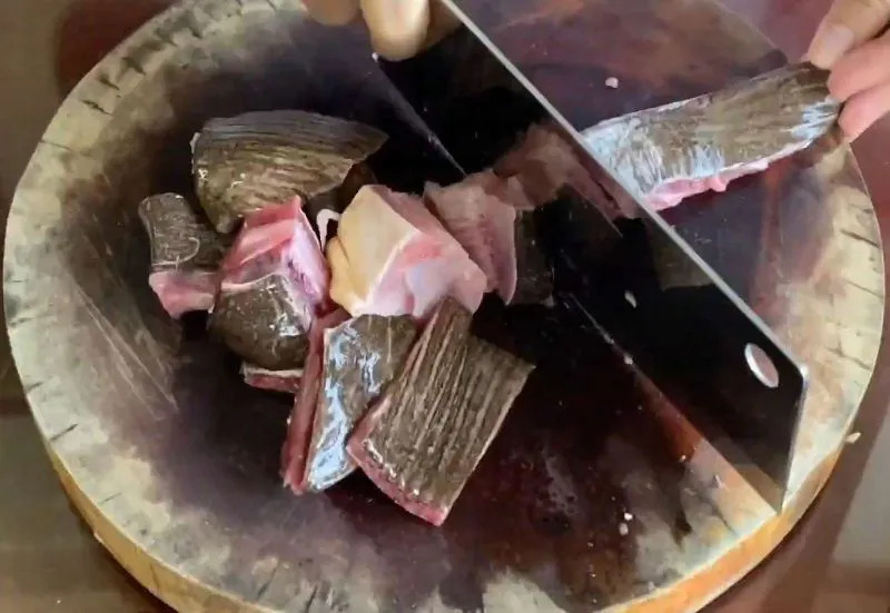 Cắt cá đuối thành các khúc vừa ăn