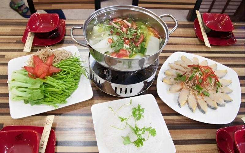 Nấu nước lẩu măng chua cá hồi