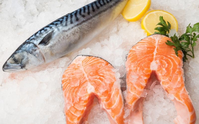 Cá hồi được làm sạch và cắt khúc