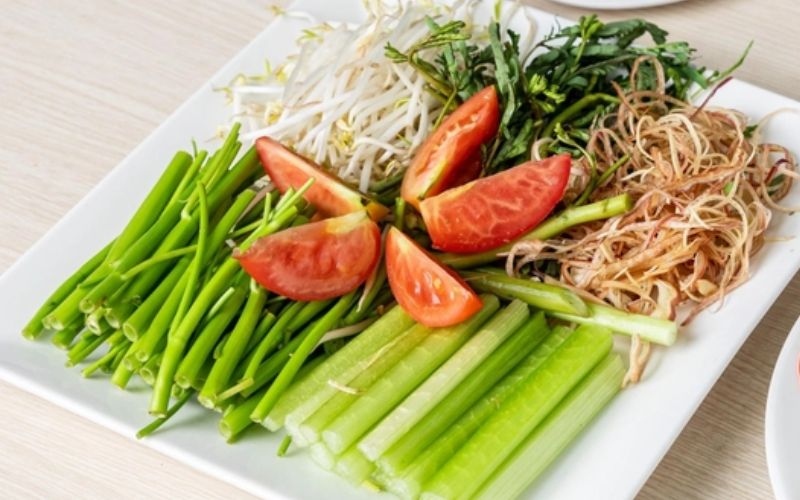 Rau ăn kèm được sơ chế cho sạch