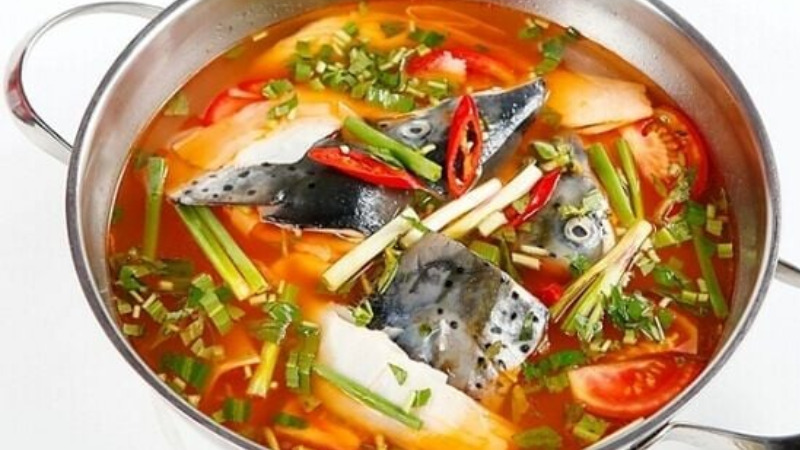 Cách nấu lẩu cá hồi chua cay