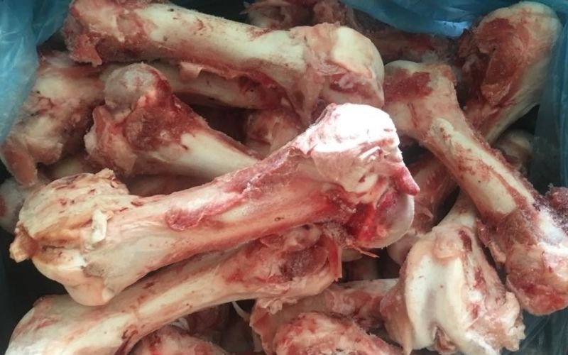 Sơ chế xương ống heo