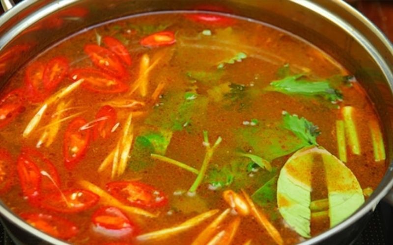 Công đoạn nấu nước dùng lẩu cá kèo