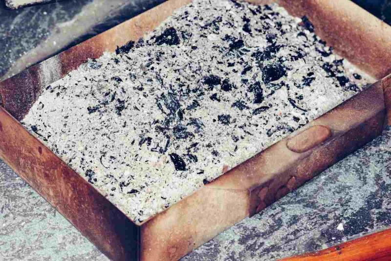 Dùng tro bếp làm sạch cá kèo