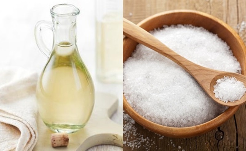 Dùng muối và giấm làm sạch cá kèo